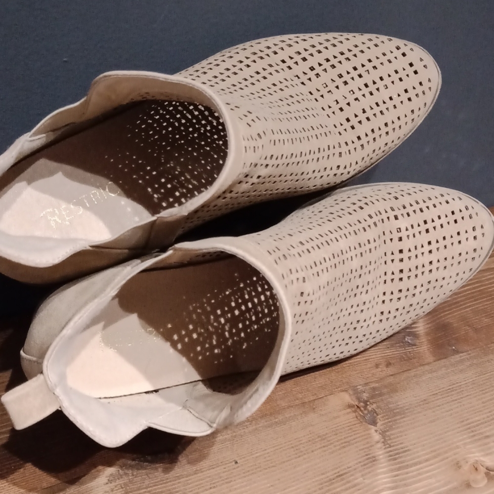 Restricted booties - Picture 6 of 8